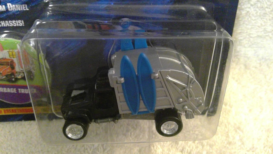 Ограниченный выпуск Johnny Lightning Wacky Winners «Мусоровоз» в заводской упаковке - Изображение 2 из 3