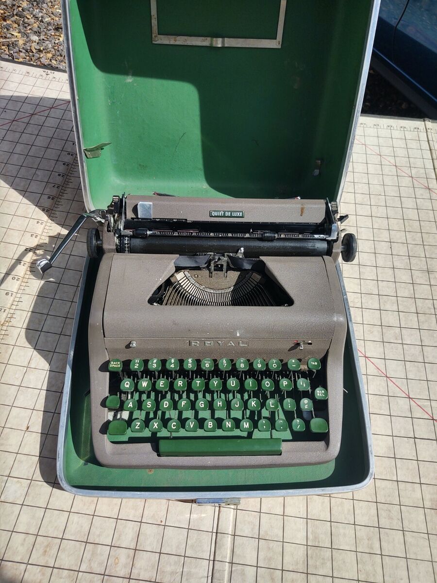 Green keys Brown 1950s ROYAL QUIET de LUXE TYPEWRITER Case Green keys Brown 1950s ROYAL QUIET de LUXE TYPEWRITER Case