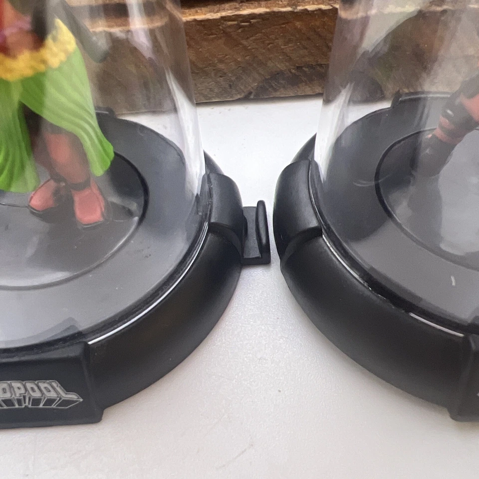 Lote de 8 Marvel Deadpool Domez Domes Mini Serie 3 Sombrero Goma Pato Flotador Espada Foto 3 de 4
