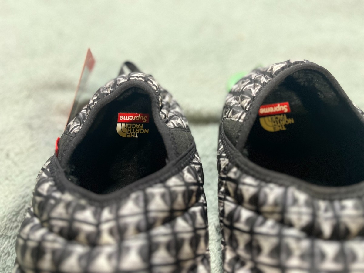 靴 Supreme/The North Face Traction MuleRed Supreme The North Face Studded Traction Mule (SS21) - $98