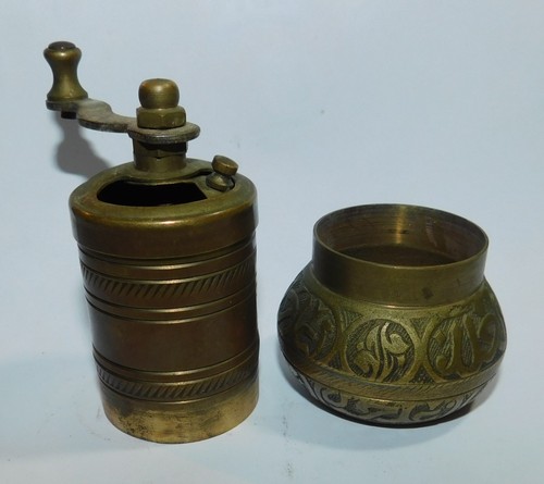 ALTE KLEINE PFEFFER- ODER KAFFEEMÜHLE AUS MESSING. TARIHI ACAR LE DEGIRMENLERI - Bild 11 von 13