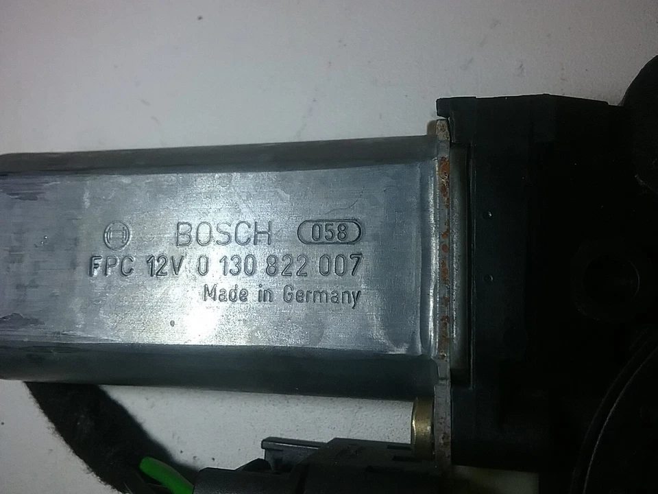 Мотор регулятора правого заднего стекла 2001-2007 Mercedes Benz C240 130 822 007 (M92 - Изображение 3 из 3