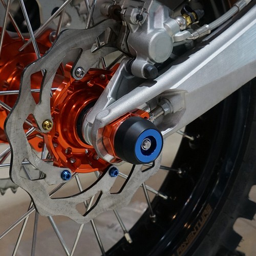 Rear Axle Sliders Crash Pads Protector For Yamaha FZ-09 MT-09 XSR900 TRACER 900 - Picture 5 of 15