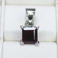 Ciondolo vintage granato rosso naturale con argento sterling 925 grammi 1,28