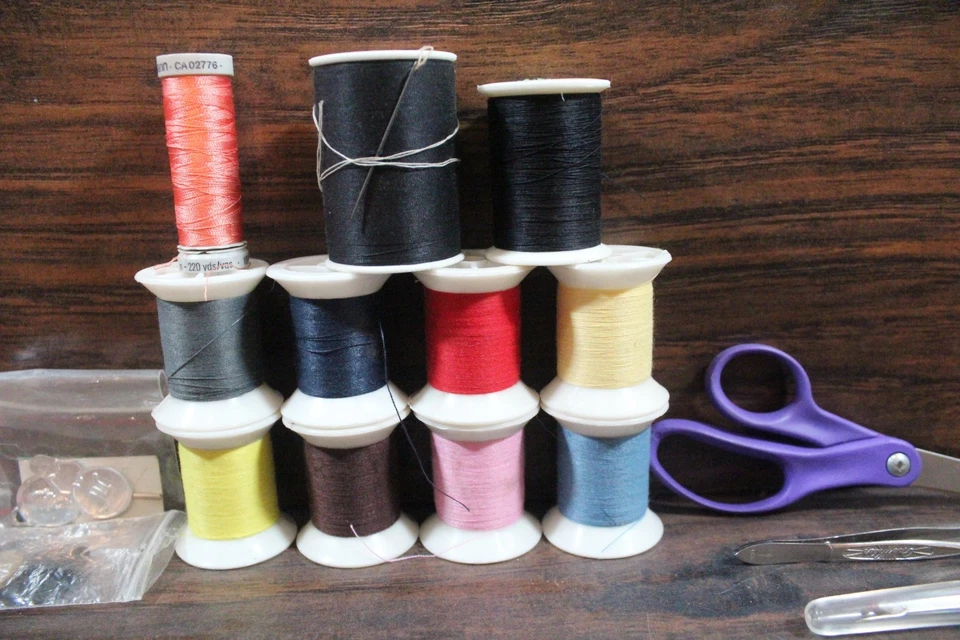 Large Lot Sewing Supplies Thread Bobbins Scissors Buttons Tools Misc Craft - Image 3 of 4