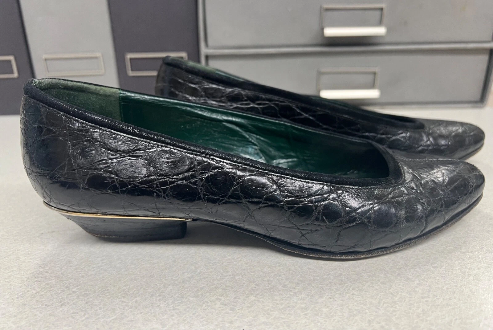 Chaussures plates vintage Gucci noir crocodile   élégantes et intemporelles taille 35B