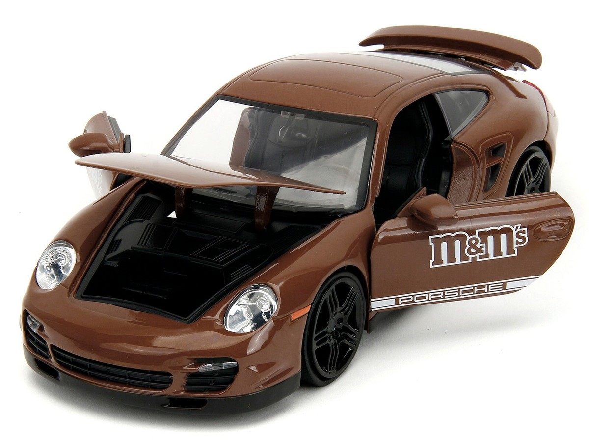 PORSCHE 911 TURBO & BROWN M&M FIGURE 1/24 DIECAST MODEL CAR