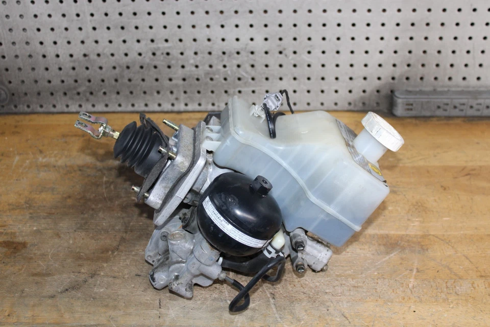 01-02 Mitsubishi Montero Limited ABS Brake Pump Module MR527590 / MR407202 - Image 3 of 4