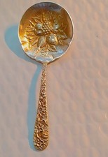 Antico cucchiaio S. Kirk and Son Sterling Repousse Berry 5,25" ((B97))