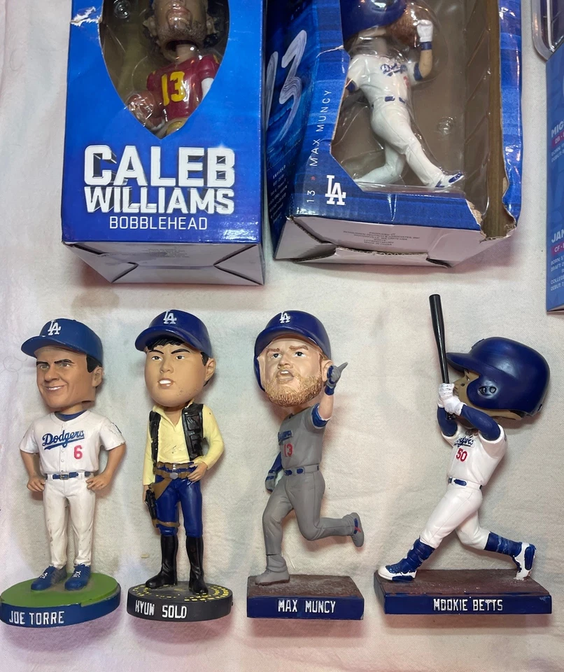 Lote de recuerdos de béisbol de los Dodgers de Los Ángeles: bobbleheads, camiseta, pelotas, tarjetas y más Foto 4 de 4