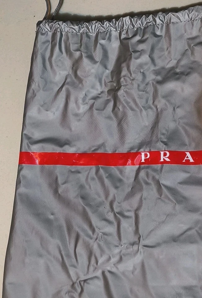 ¡Bolsa de almacenamiento de polvo de vinilo Prada gris plateado con cordón con logotipo rojo!  Foto 4 de 4