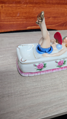 Vtg Ceramic 1950s Ashtray Pinup Girl Naughty Nodder Moving Legs w