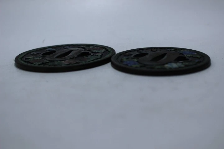 Fuchi Kashira Cloisonné Un par de diseño de patrón de flores Tsuba Samurai Japón Foto 4 de 4