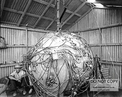 HOUSING FOR THE FIRST ATOMIC BOMB ''THE GADGET'' IN 1945 - 8X10 PHOTO (BB-669)