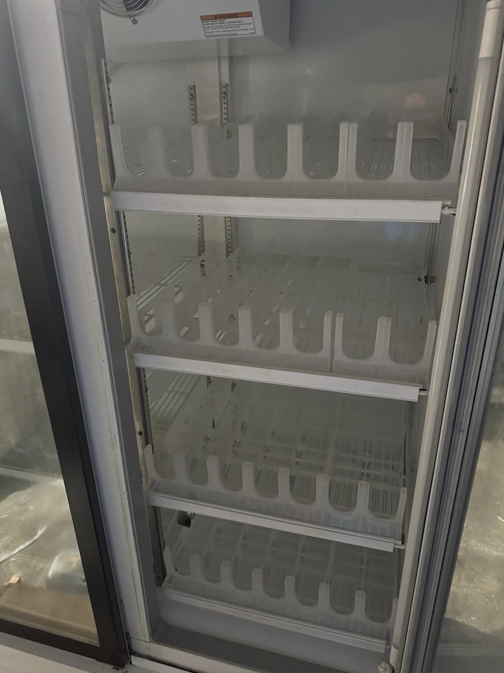 Refrigerador autónomo de 3 puertas Beverage Air CRG74-1, excelente estado Foto 2 de 4