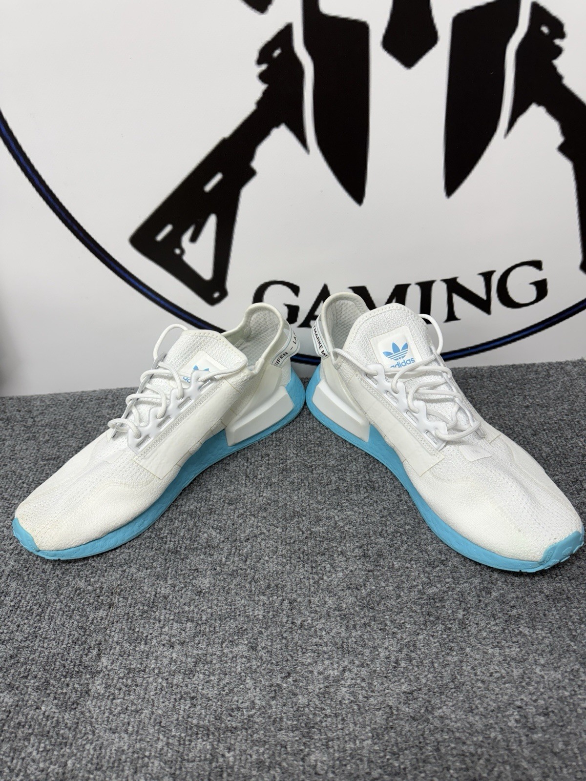 SAOLA Scarpe uomo Adidas NMD R1.V2 TAGLIA 11 BLU E BIANCO SPEDIZIONE GRATUITA!