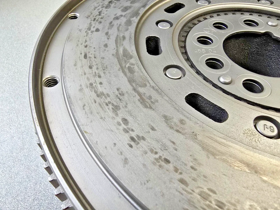 VERY NICE USED ORIGINAL PORSCHE 911 965 993 TURBO DUAL MASS FLYWHEEL - Image 4 of 4