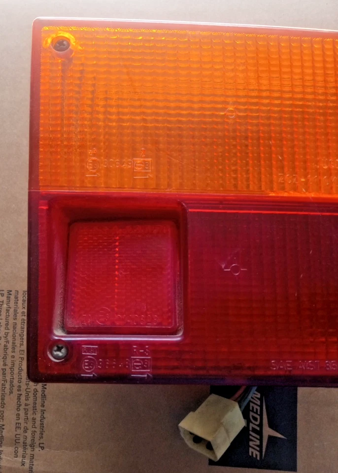 86-91 YUGO GV 右尾灯带琥珀色旋转灯 LOC-173DG — 第 2/4 张图片