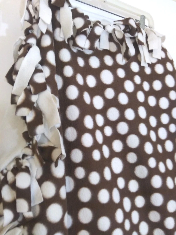 Manta Algodón 2 Caras Lunares Diseño Marrón Y Blanco 64" L x 49" W Foto 2 de 4