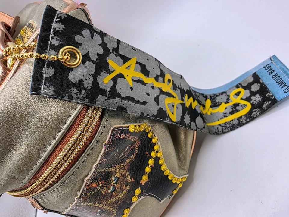 Bolso de Maquillaje Andy Warhol Dorado Glamour "Para Calzar o No Para Calzar" Loop NYC Foto 4 de 4