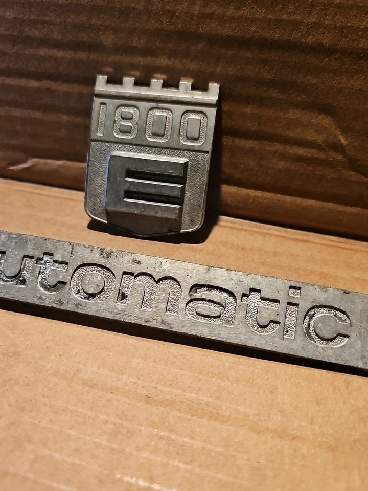 Volvo 1968 1800E automático trunl emblema OEM (A) Foto 3 de 4