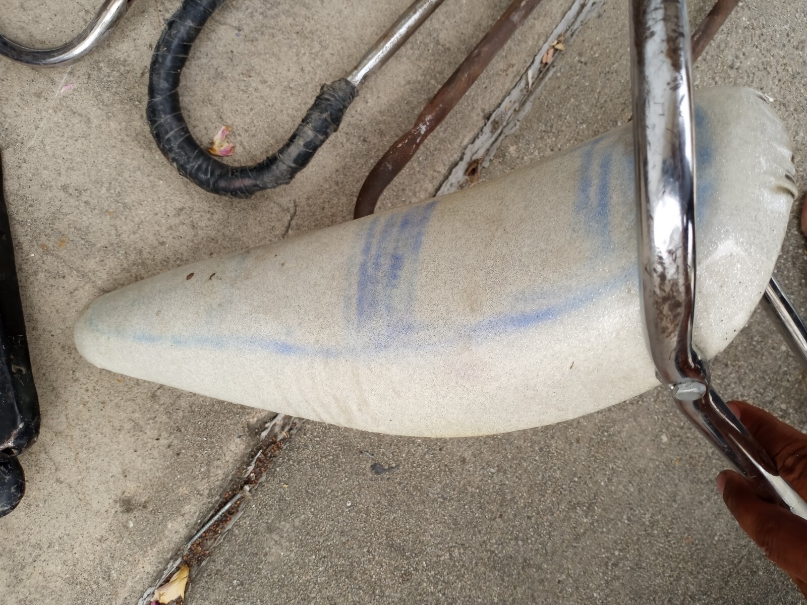 Vintage White Banana Seat With Sissy Bar Plus Extra Sissy Bars And Seat