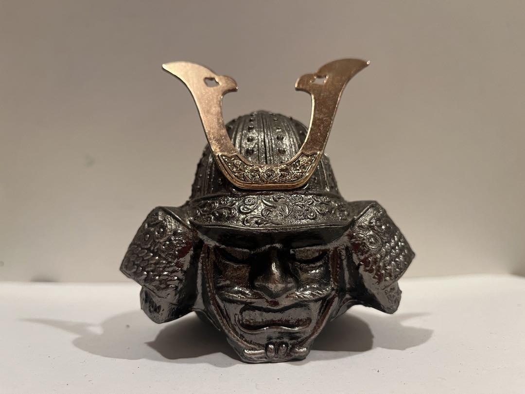 NIKKA 武士カブト付きです、G & G のボトルは本物ですが、空です。 NIKKA 武士カブト付きです、G & G のボトルは本物ですが、空です。
