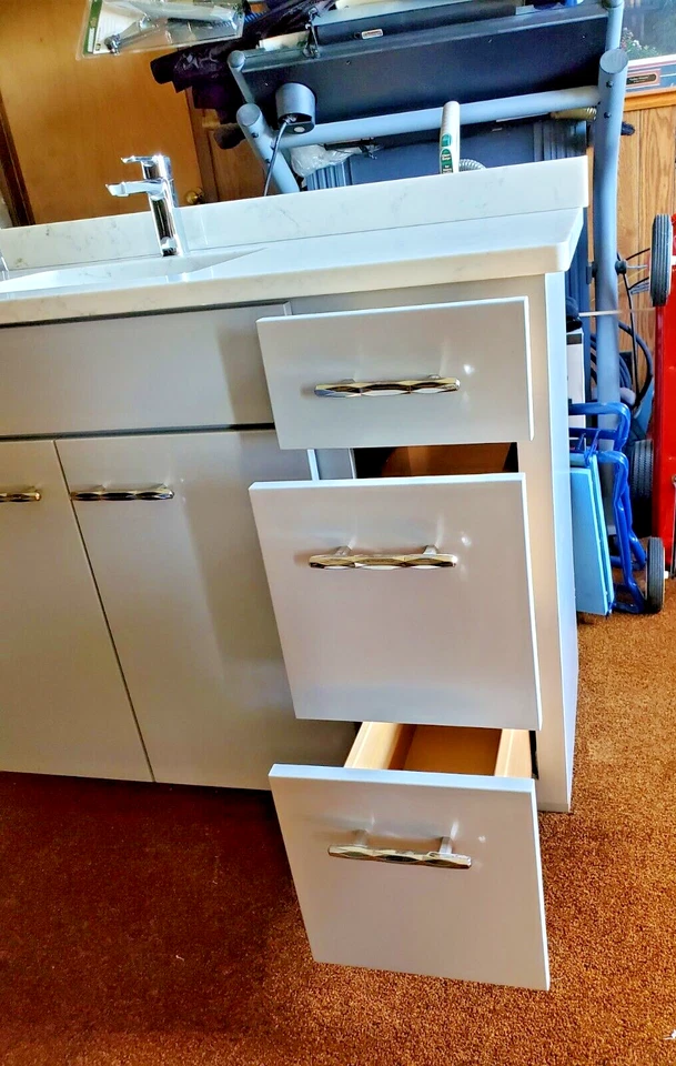 TOCADOR DE BAÑO CON ARMARIO COMBO FREGADERO INDIVIDUAL SUPERIOR DE MARLE Y GRIFO DELTA. Foto 4 de 4