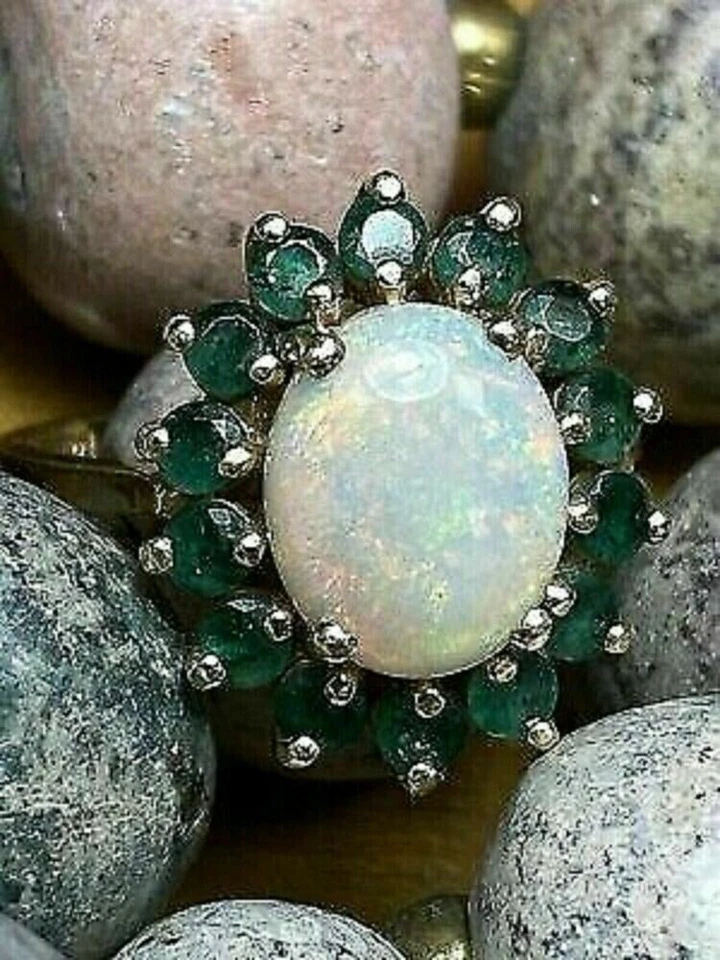 Anillo para mujer corte ovalado simulado ópalo de fuego y esmeralda verde enchapado en oro amarillo de 14K Foto 3 de 4