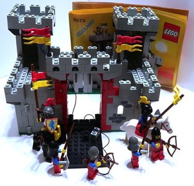 VINTAGE LEGO 6073 CASTLE ARMOR LION FALCON KNIGHTS 1984 SET W/ INSTRUCTIONS LOT