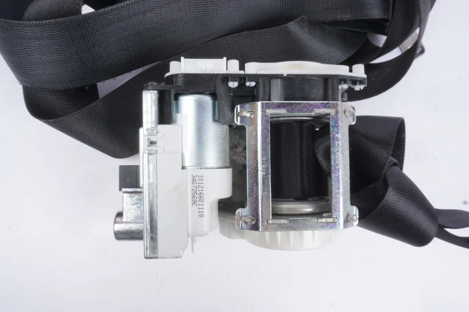 2006 - 2010 MERCEDES BENZ R350 R500 ML350 FRONT RIGHT SEAT BELT RETRACTOR OEM - Image 3 of 4