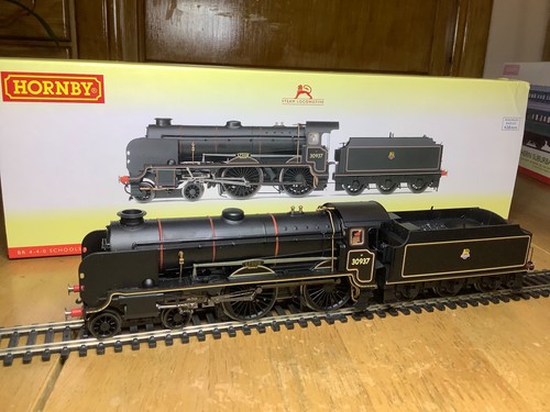 Hornby R3194 BR schwarz frühes Emblem 4-4-0 Schulklasse Lok 30937 Epsom | Condition: New