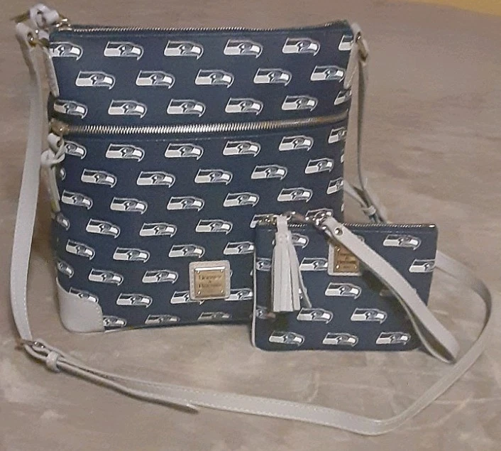Bolso Bandolera Seattle Seahawks Dooney & Bourke ¡Muy Usado con Muñequera! Foto 2 de 4