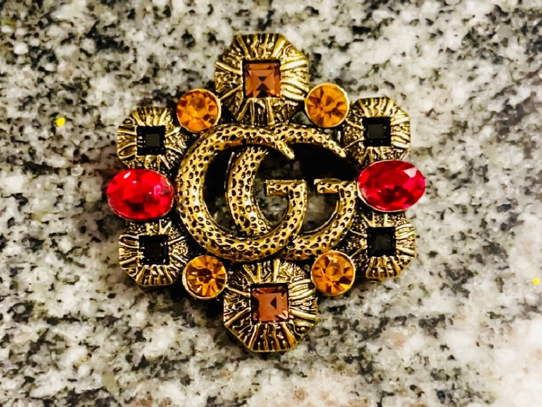 Superbe broche Gucci GG rouge or