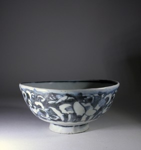 Large Antique Chinese Ming Dynasty Blue & White Porcelain Bowl Loose Foliate