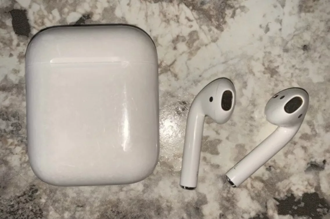 Apple AirPods 1st Generation Wireless Headset with Charging Case - White -  Used