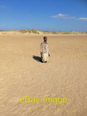 Foto 6x4 Ein bekleideter Iron Man am Crosby Beach in den letzten zehn Jahren der Irak 2017