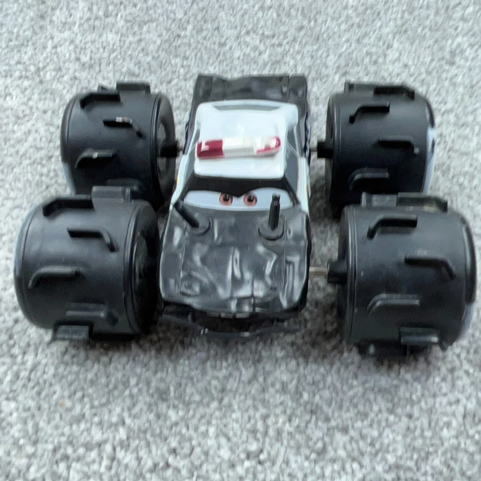 Disney Pixar Cars 3 La Ley Todo Terreno Corredor Tirar Cuerda APB Coche de Policía 54 Foto 4 de 4