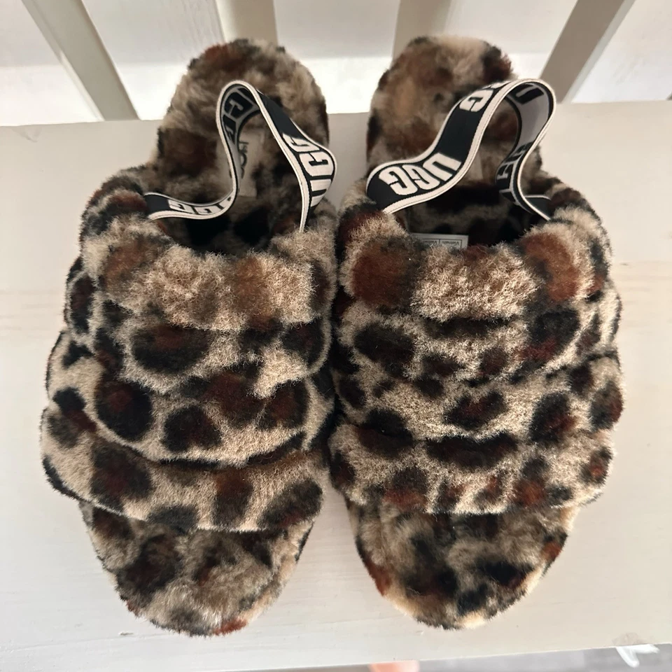 Zapatillas difusas con estampado de leopardo UGG para mujer/jóvenes talla 8 usadas de felpa piel de oveja Foto 3 de 4