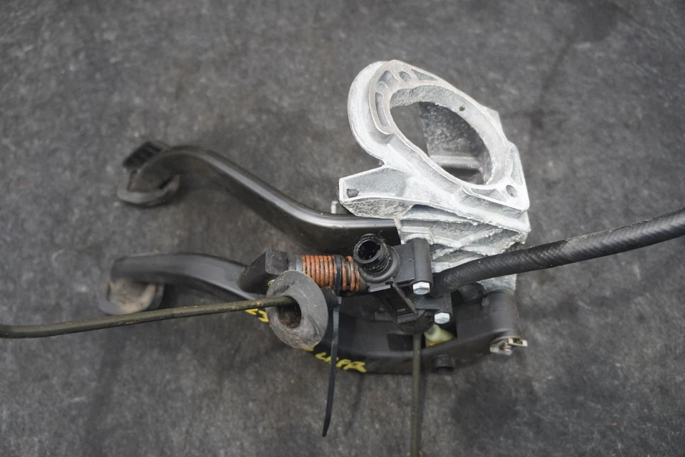 Soporte de pedal de embrague de freno transmisión manual 34516897117 OEM BMW 435i F32 2014 Foto 4 de 4