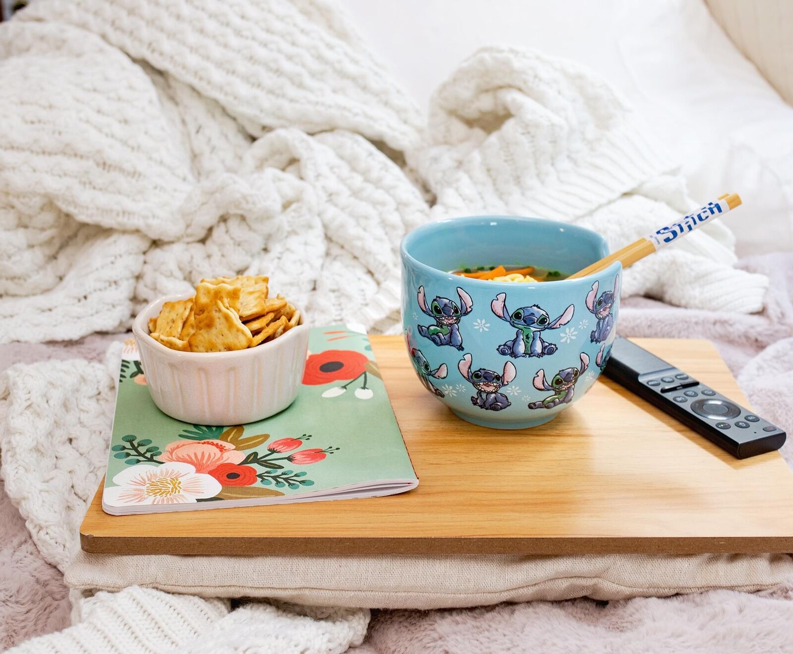 Disney Lilo & Stitch Service de table japonais en céramique  Comprend un  bol à nouilles ramen de 590 ml et des baguettes en bois : : Maison