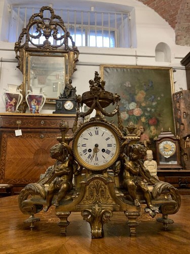 ANTICO OROLOGIO A PENDOLO LUIGI XV BRONZO DORATO CON AMORINI PARIGI - Foto 2 di 9