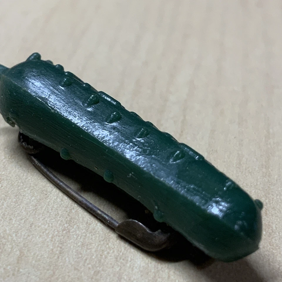 H.J. Heinz Company Pittsburgh Pennsylvania USA Vintage Small Pickle Lapel Pin - Image 2 of 4