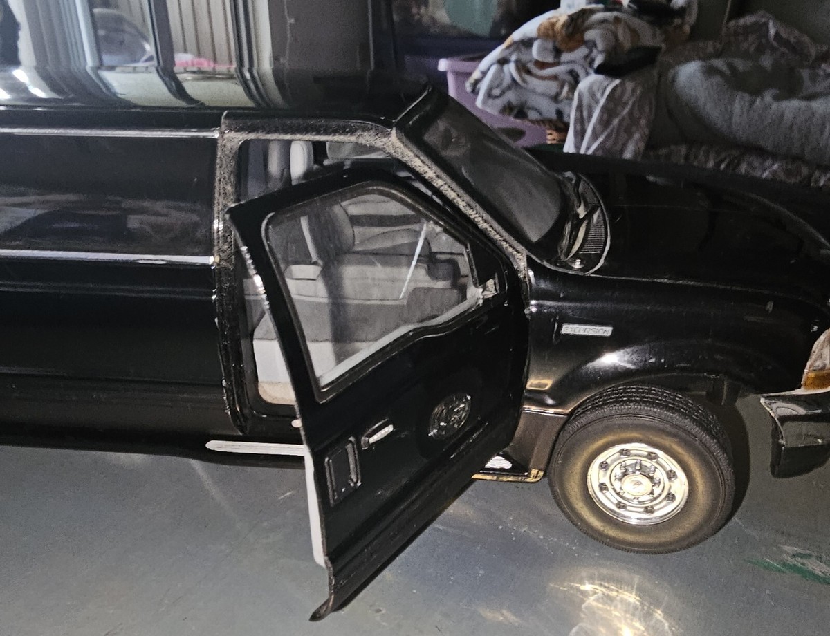 Sun Star 1/18 Ford Excursion Limousine. Black. No Box. From 2004