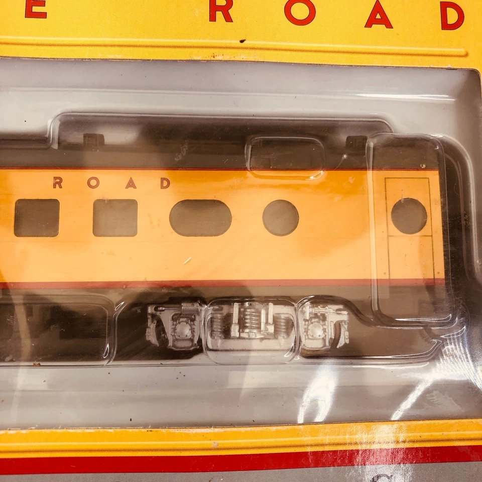 Walthers 932-9261 Milwaukee Road Hiawatha Skytop Lounge Passenger Car MILW Ho - Image 3 of 4