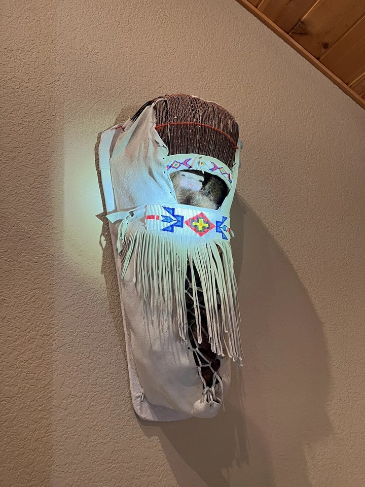 Ute Large Beaded Hide Cradle - CA 1970 By Mary Turtle - Vintage & Beautiful! - Image 2 of 2