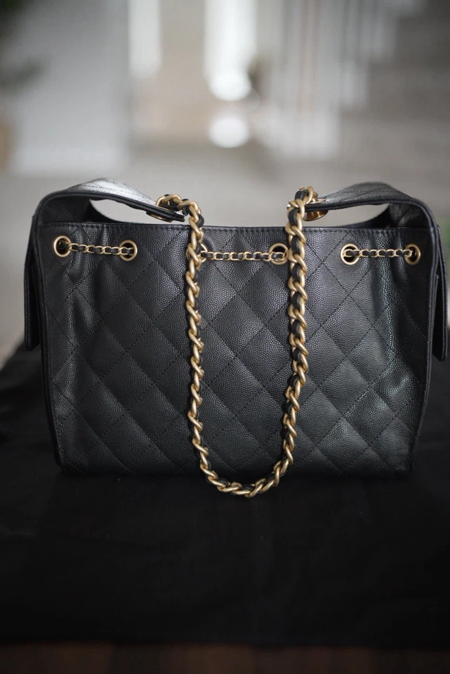 Bolso Hobo Chanel 25 C Cuero Caviar Negro Herrajes Dorados Antiguos. No incluye caja Foto 3 de 4