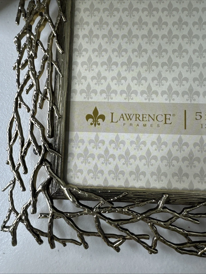 Marco de fotos de metal con diseño de rama plateada Lawrence Frames 5" x 7" Foto 3 de 4