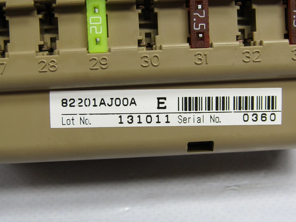 Panel de relé de caja de fusibles Subaru Legacy 2010-2014 OEM 82201AJ00A Foto 3 de 4