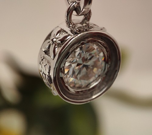Ciondolo Set Lunetta Oro Bianco 14K, Ciondolo Solitario Moissanite Taglio Tondo 1,10 Ct - Foto 3 di 7